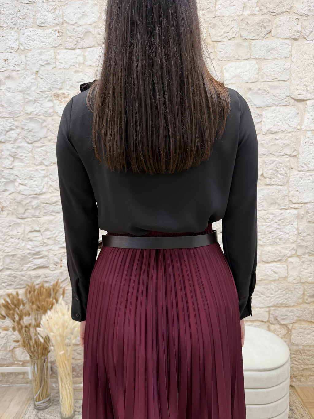 Camicia Nera con Volant Souvenir - Elegante e Femminile | VIA32