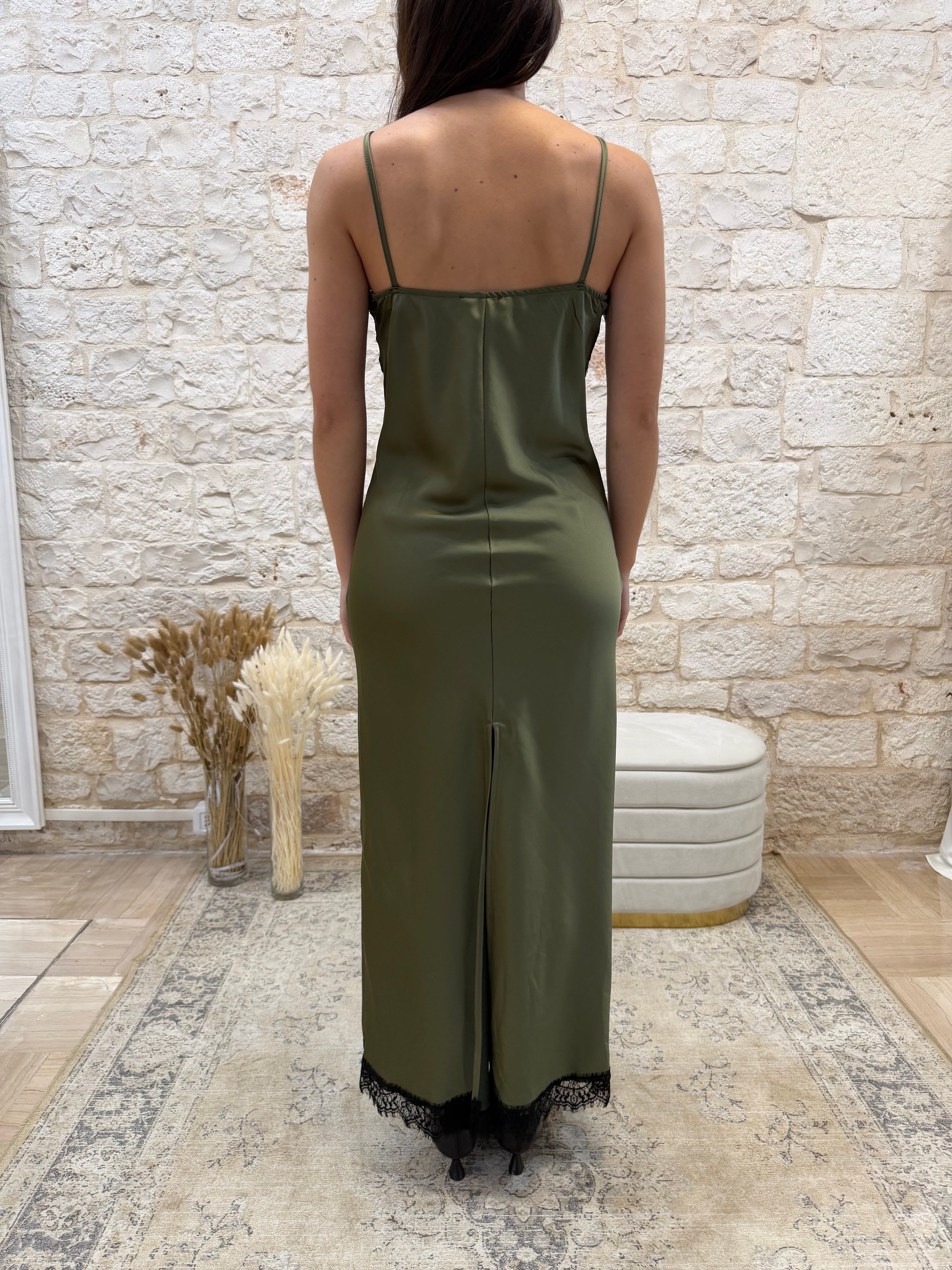 Vestito Lungo Oliva Effetto Satin con Pizzo Souvenir - Con Spacco | VIA32