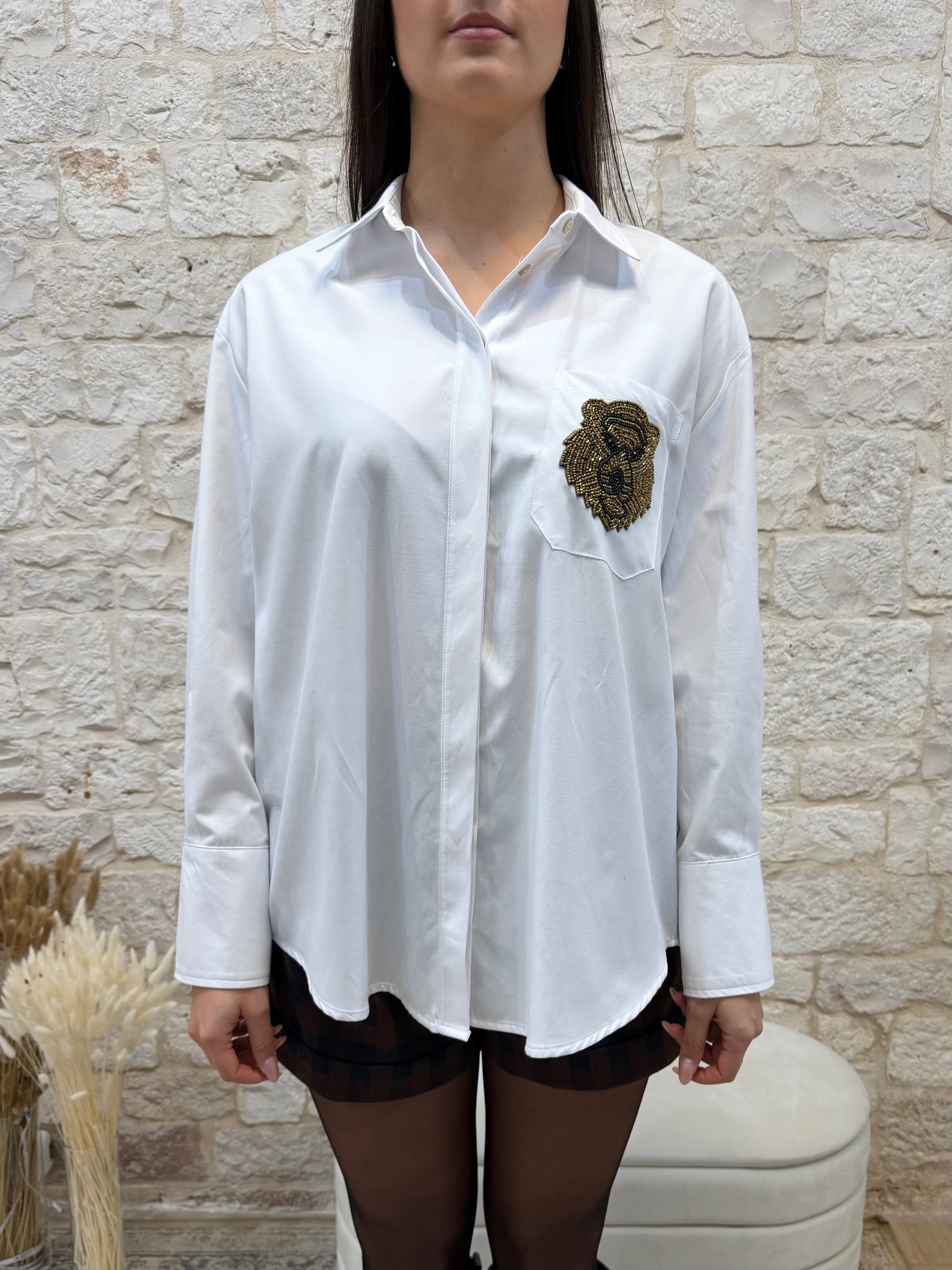 Camicia Bianca Ampia con Taschino Souvenir - Vestibilità Comoda | VIA32