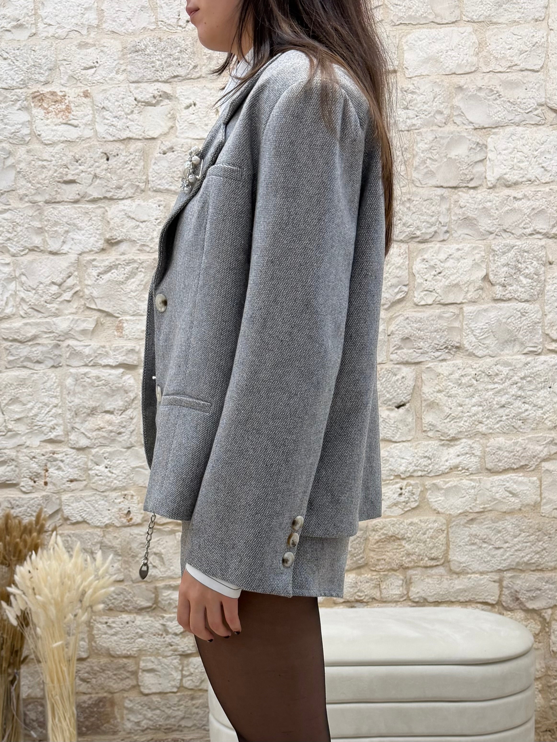 Giacca Grigia a Scatola con Spalline Youdecide - Con Spilla | VIA32