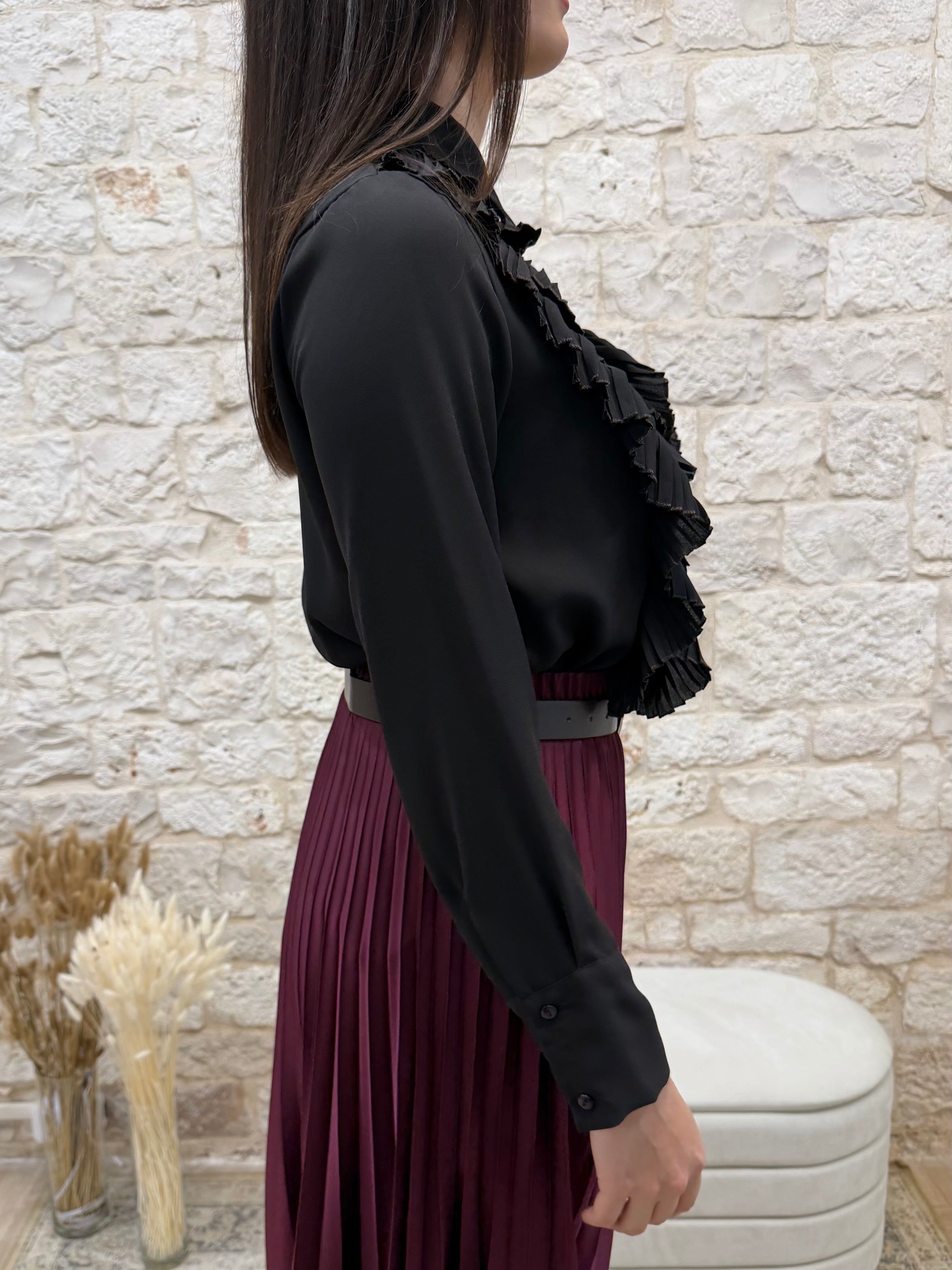 Camicia Nera con Volant Souvenir - Elegante e Femminile | VIA32