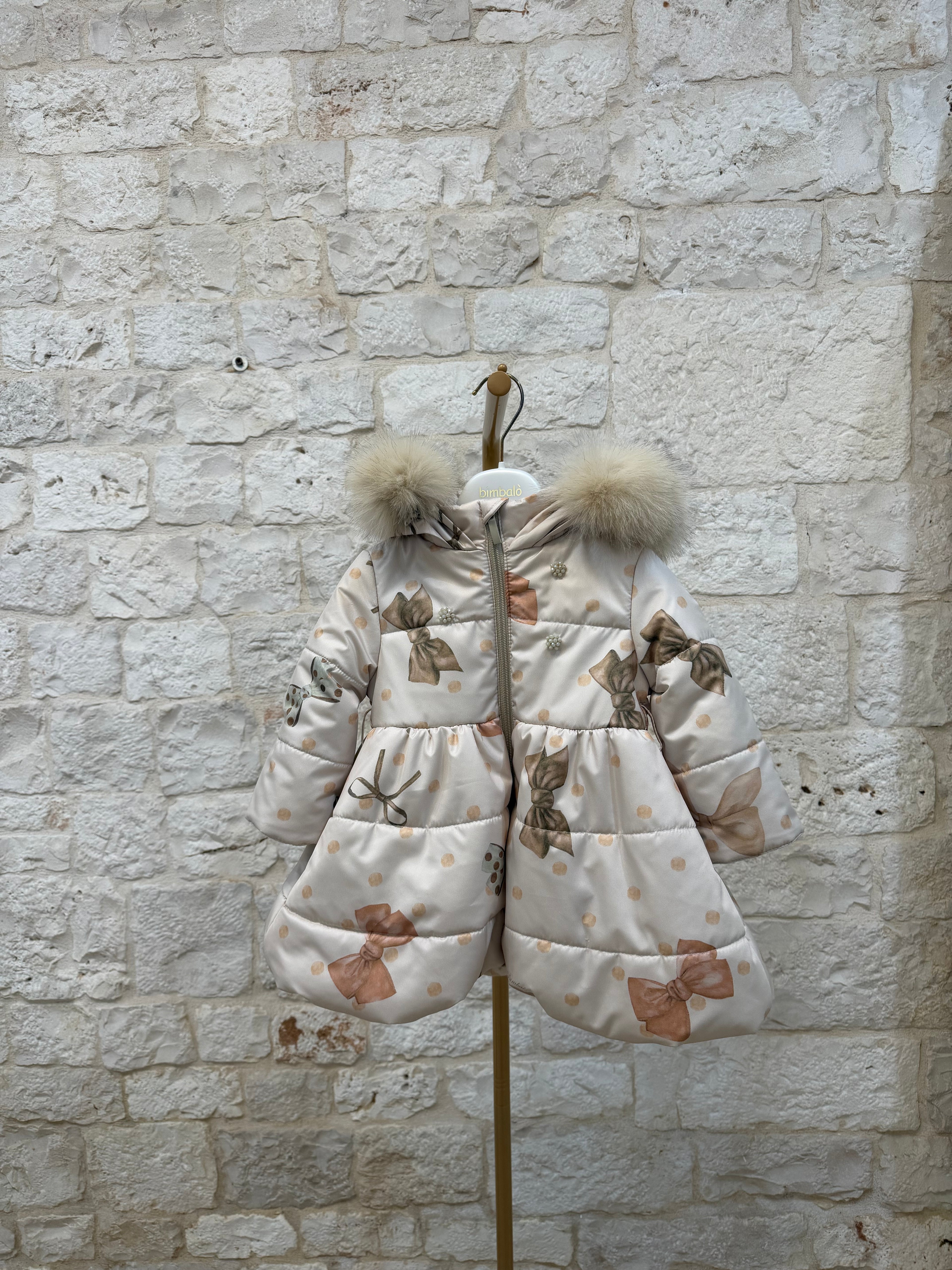 Piumino bimba beige fiocchetti cappuccio pelliccia Bimbaló | VIA32