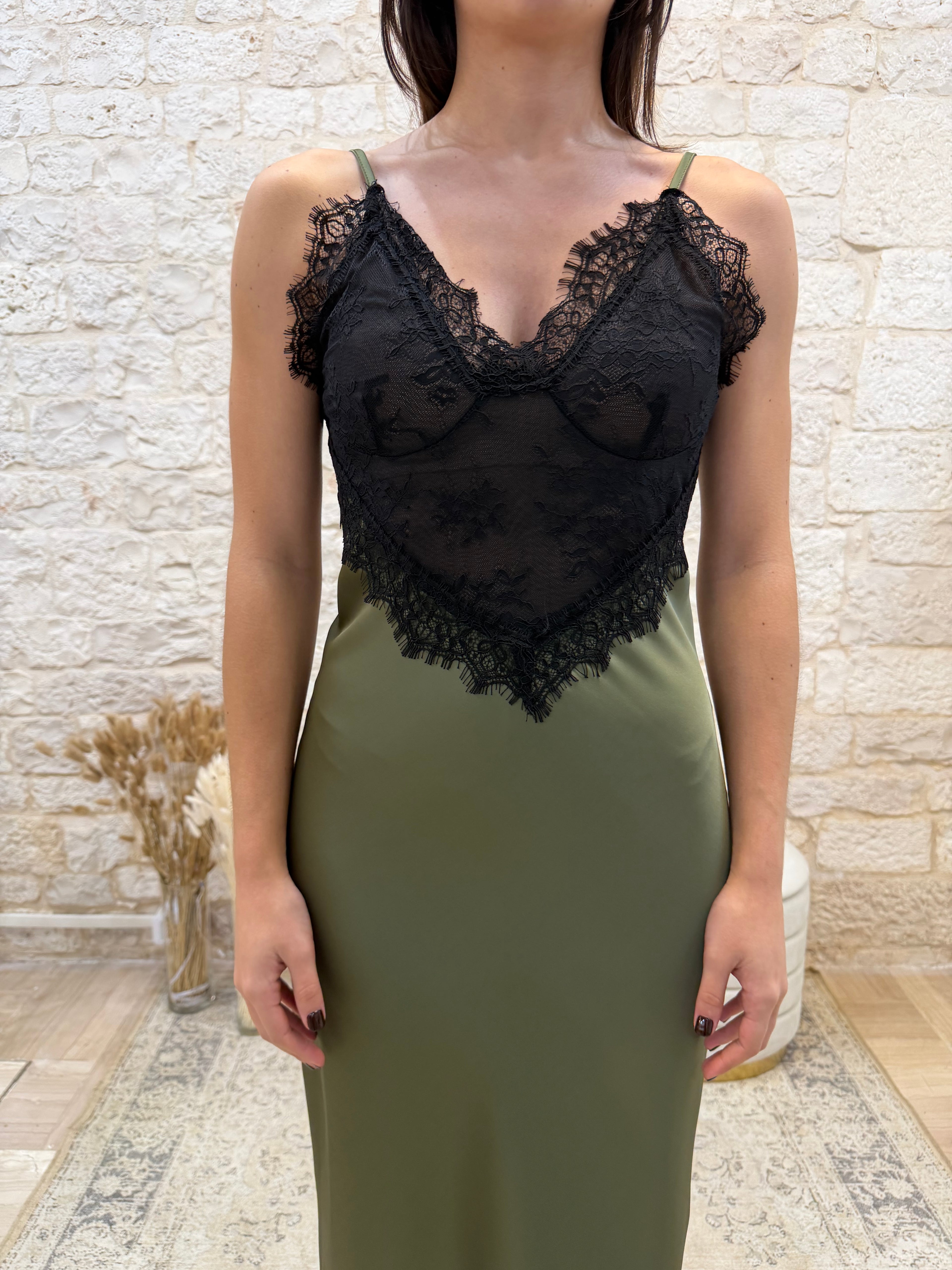 Vestito Lungo Oliva Effetto Satin con Pizzo Souvenir - Con Spacco | VIA32