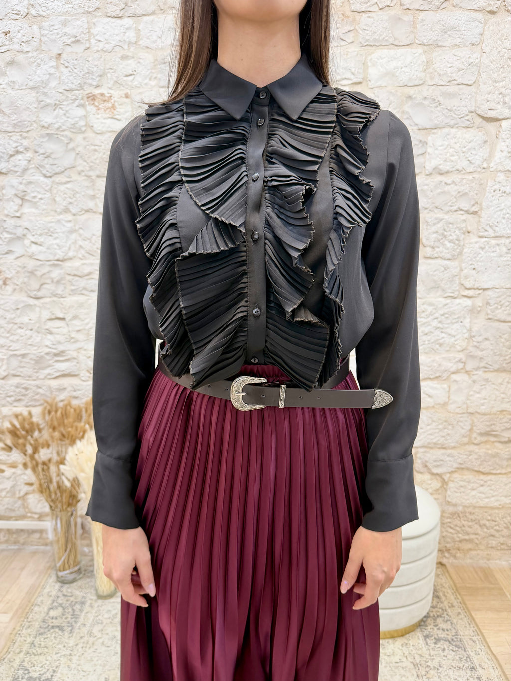 Camicia Nera con Volant Souvenir - Elegante e Femminile | VIA32