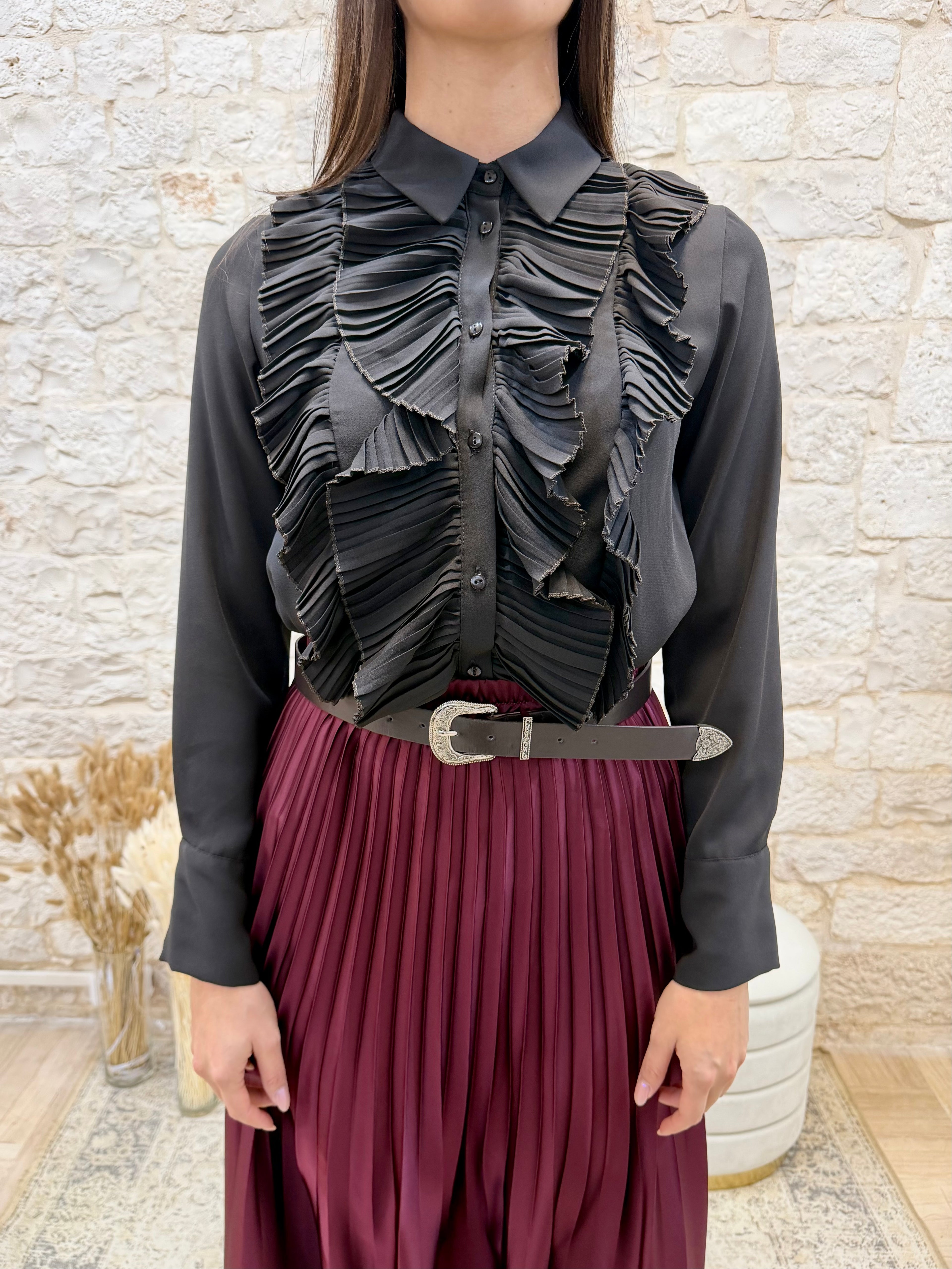 Camicia Nera con Volant Souvenir - Elegante e Femminile | VIA32