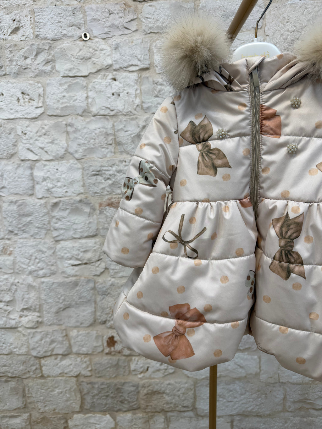 Piumino bimba beige fiocchetti cappuccio pelliccia Bimbaló | VIA32
